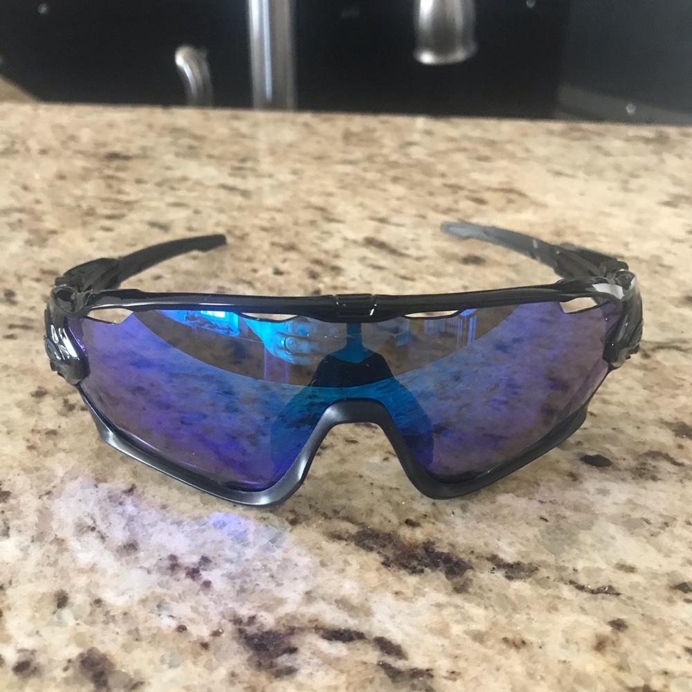 Mens Oakleys. Worn once has case and new lens